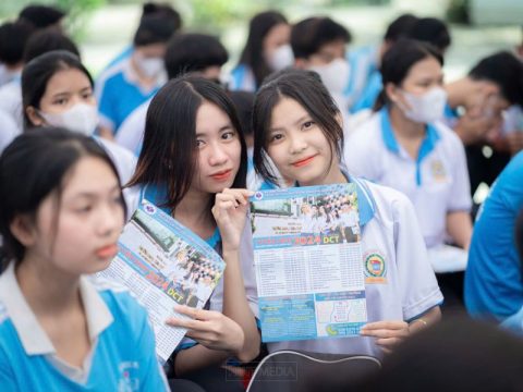 Học sinh nghe tư vấn tuyển sinh của trường Đại học Công thương TP HCM, tháng 3/2024.