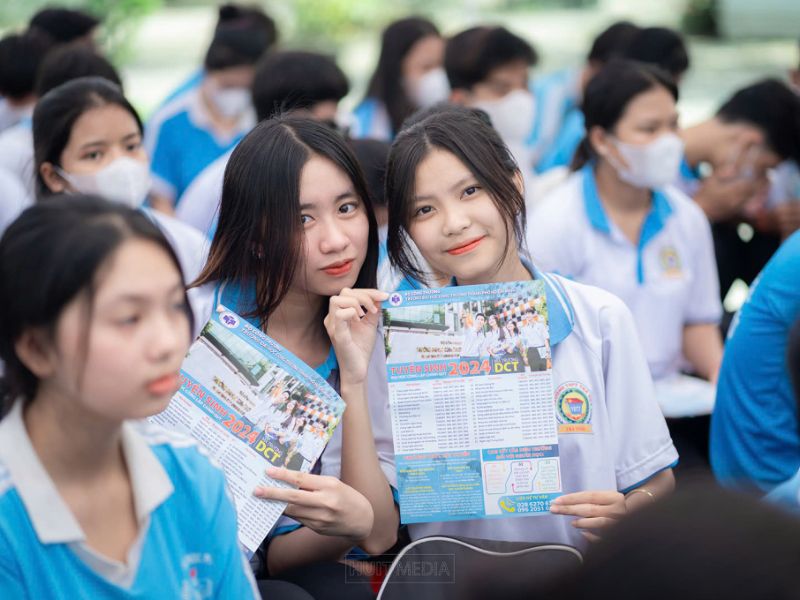 Học sinh nghe tư vấn tuyển sinh của trường Đại học Công thương TP HCM, tháng 3/2024.